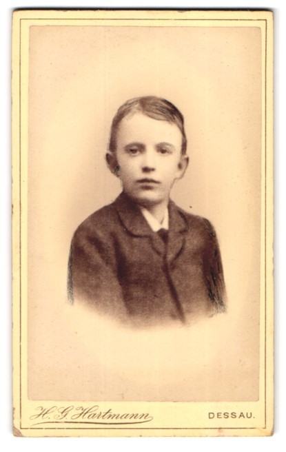 Photograph H. G. Hartmann, Dessau, Franzstr. 24 b, young man in fashionable dress
