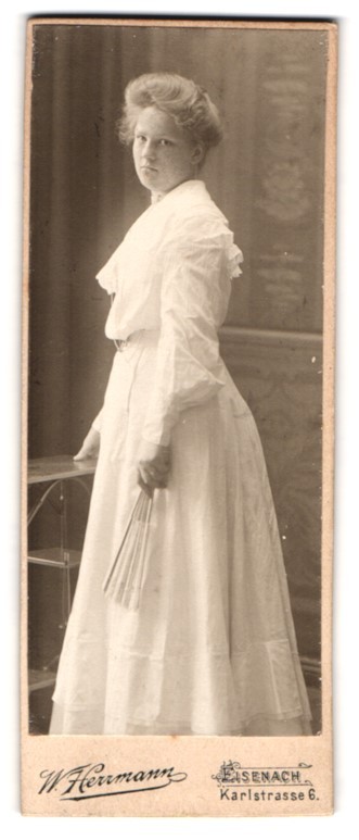 Photograph W. Herrmann, Eisenach, Karlstraße 6, portrait young blonde woman in W