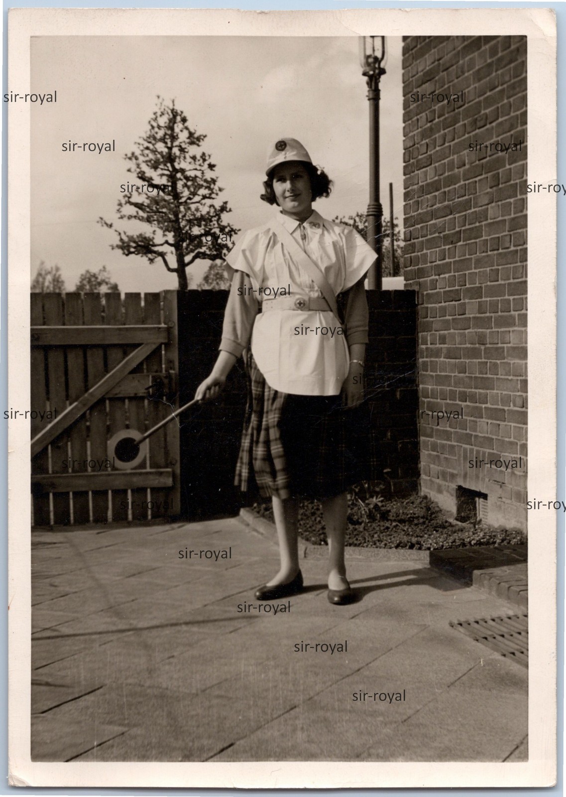 German Red Cross Woman with Trowel – 1950s – Student Pilot – Red Cross – Photo 9x13cm