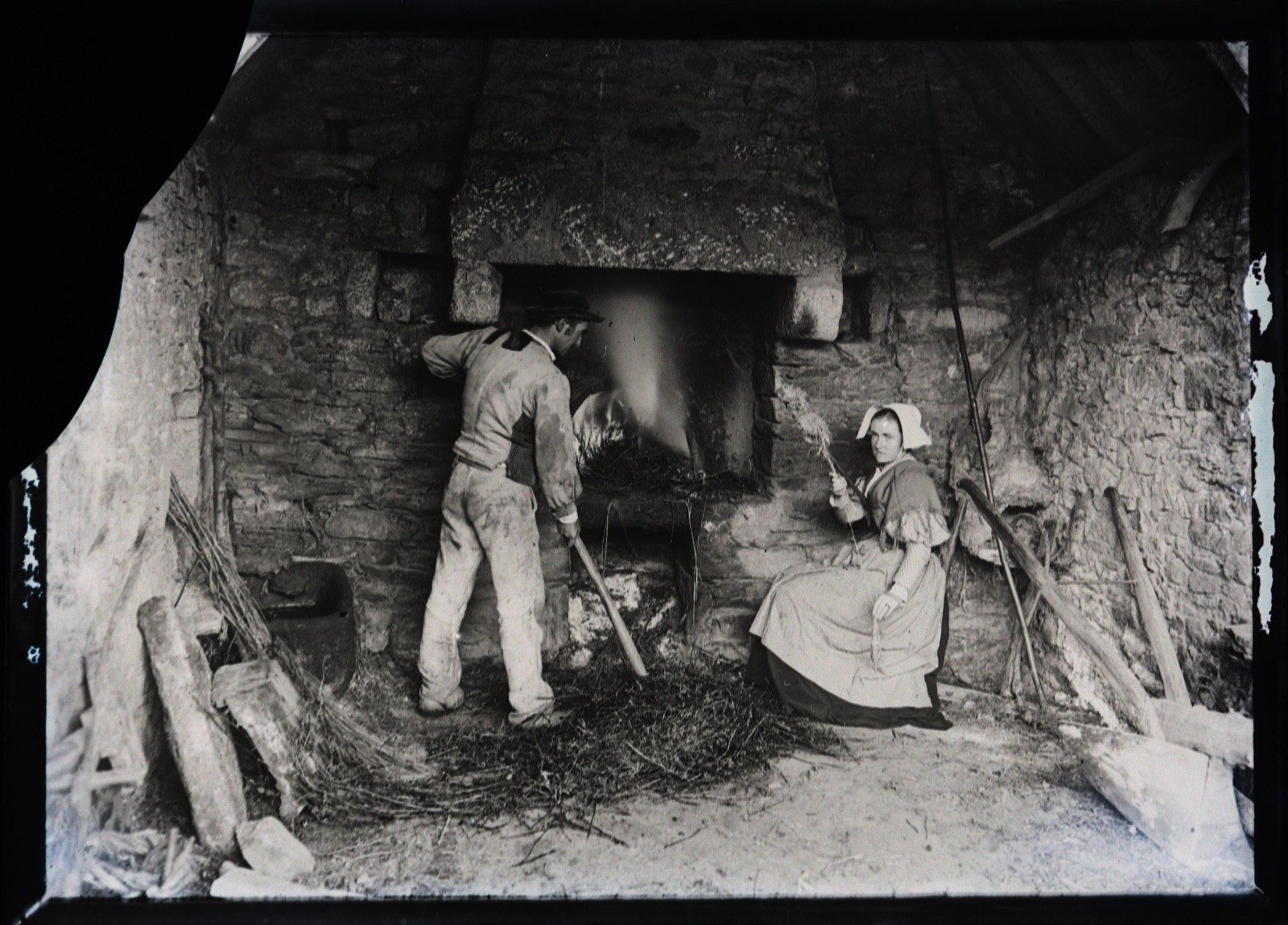 Glass negative, 13×18 cm, peasant man-woman couple. Brittany. France
