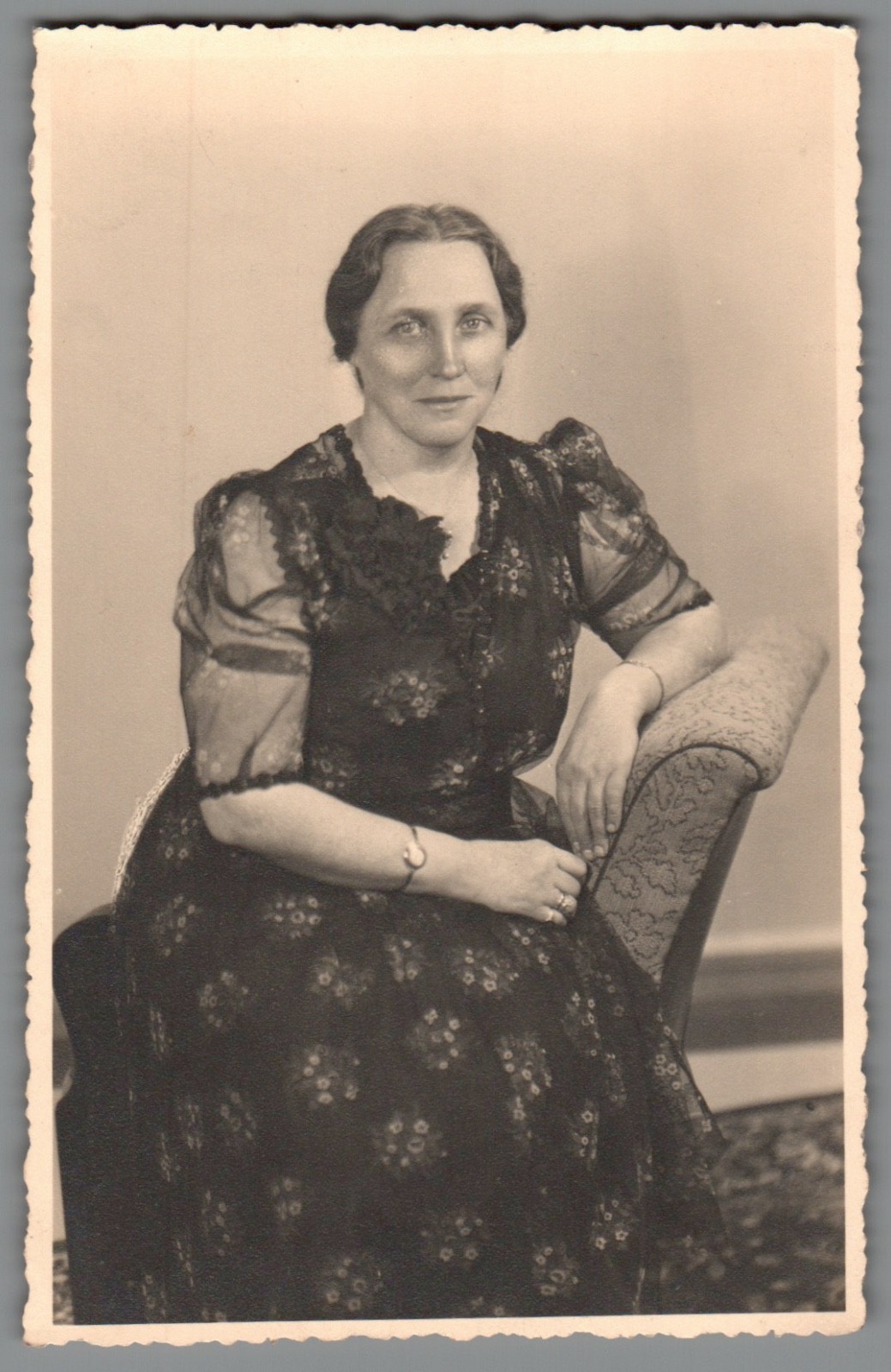 Photo postcard studio Gertrud Schreyer Berlin Zehlendorf woman portrait around 1940 (f2032)