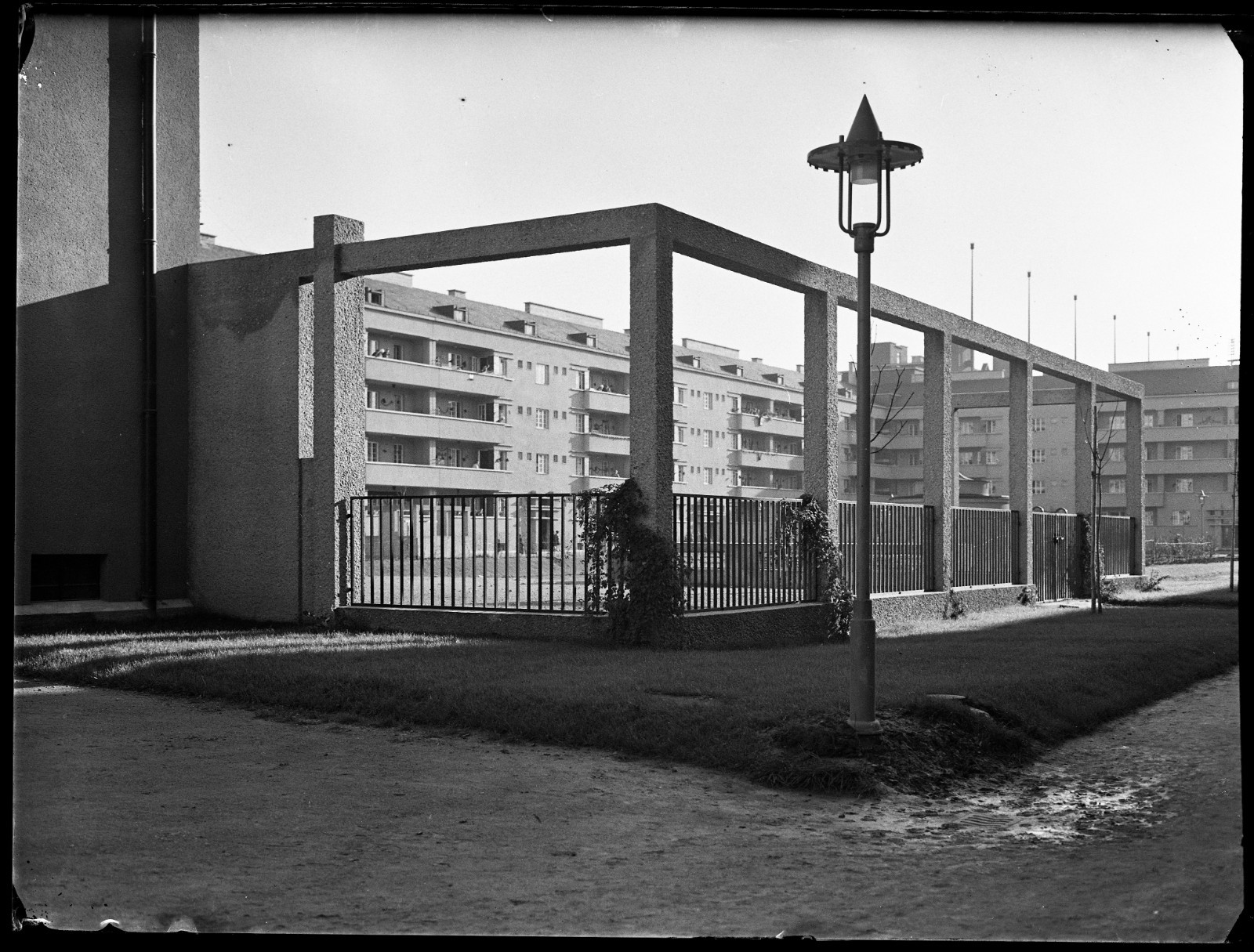 glass negative, Heiligenstadt (Vienna), modern house, by Eduard PEZDIKA, vintage