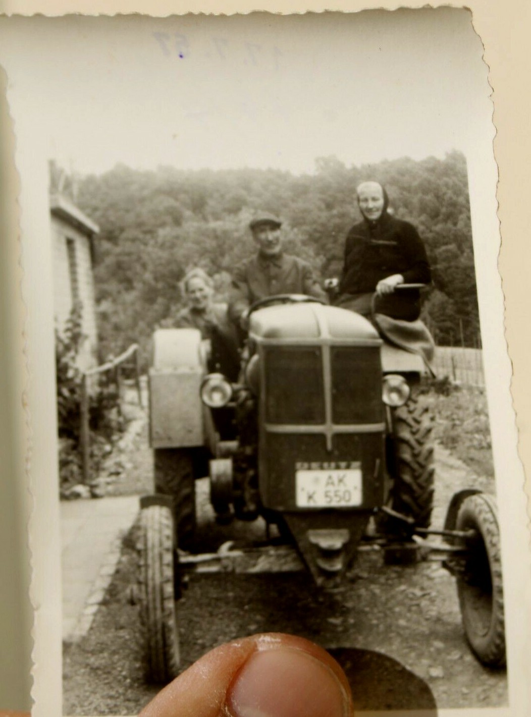 4937e Photo of 1957 old DEUTZ Tractor with Farmer and Woman Agriculture