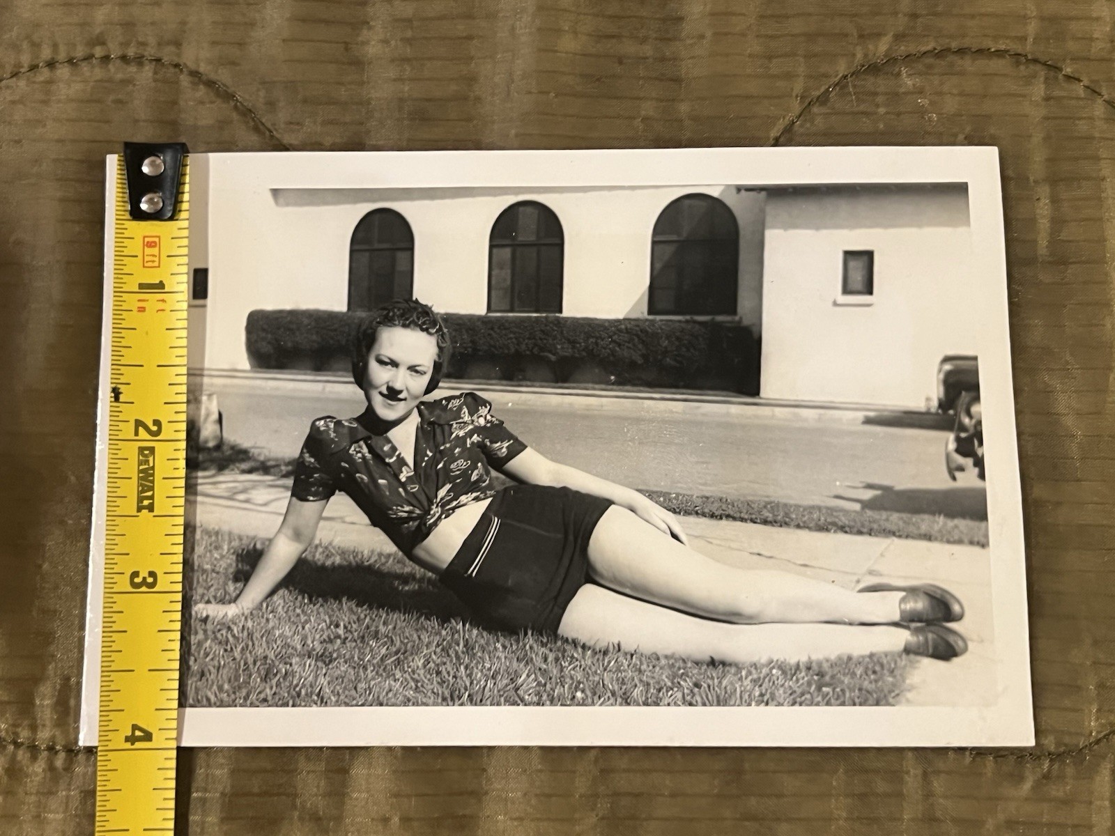 Vintage WW2 / 1940s Pretty Young Confident Woman / Pinup Sexy Legs Photo – #3
