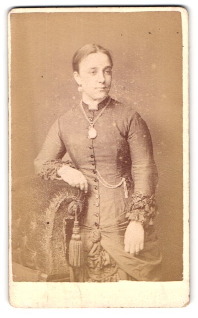Photograph William Lacey, London, 20 Blackfriars Road, Portrait Young Pretty F