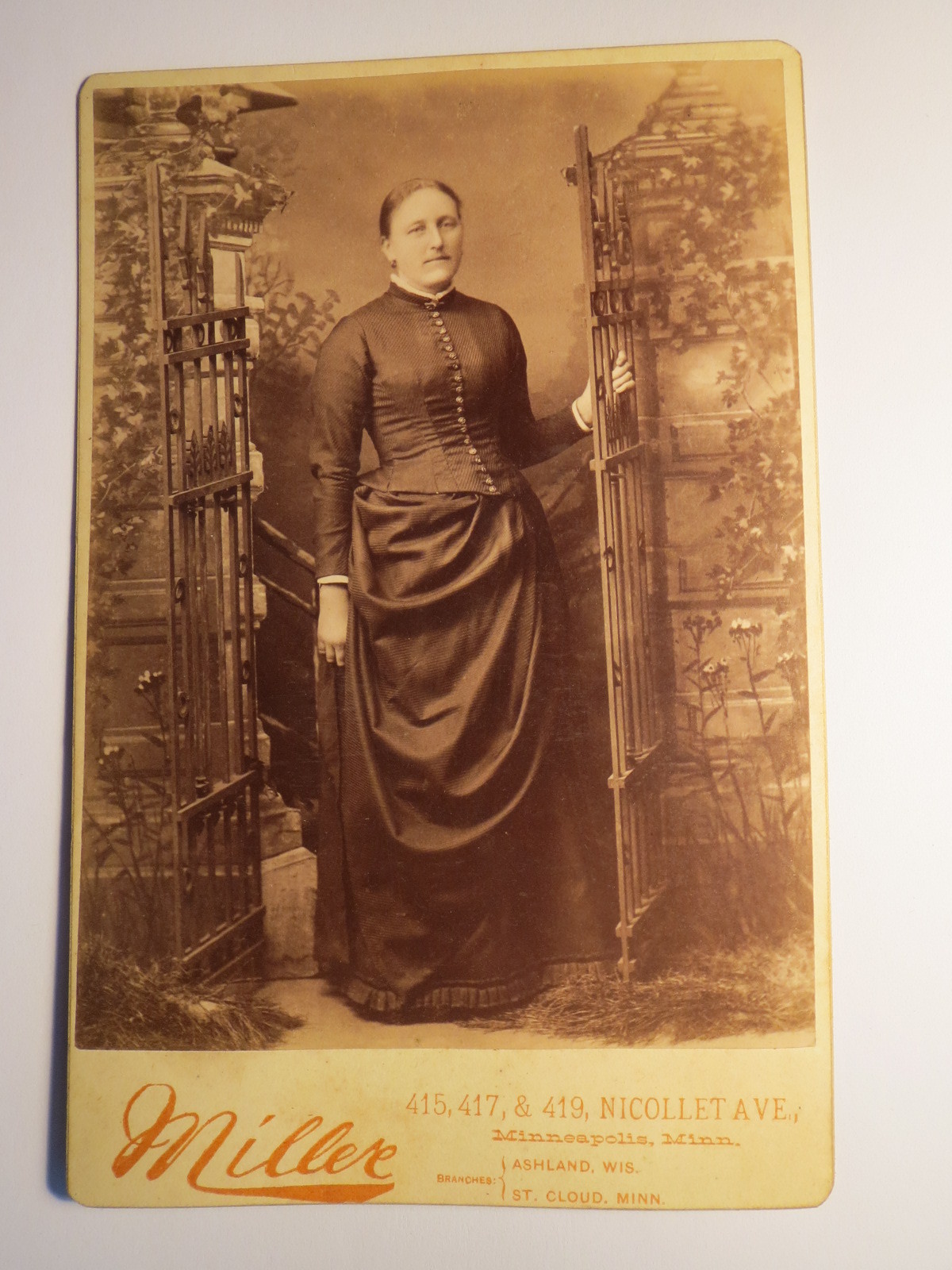 Minneapolis Minnesota USA – Standing Woman – Backdrop / KAB