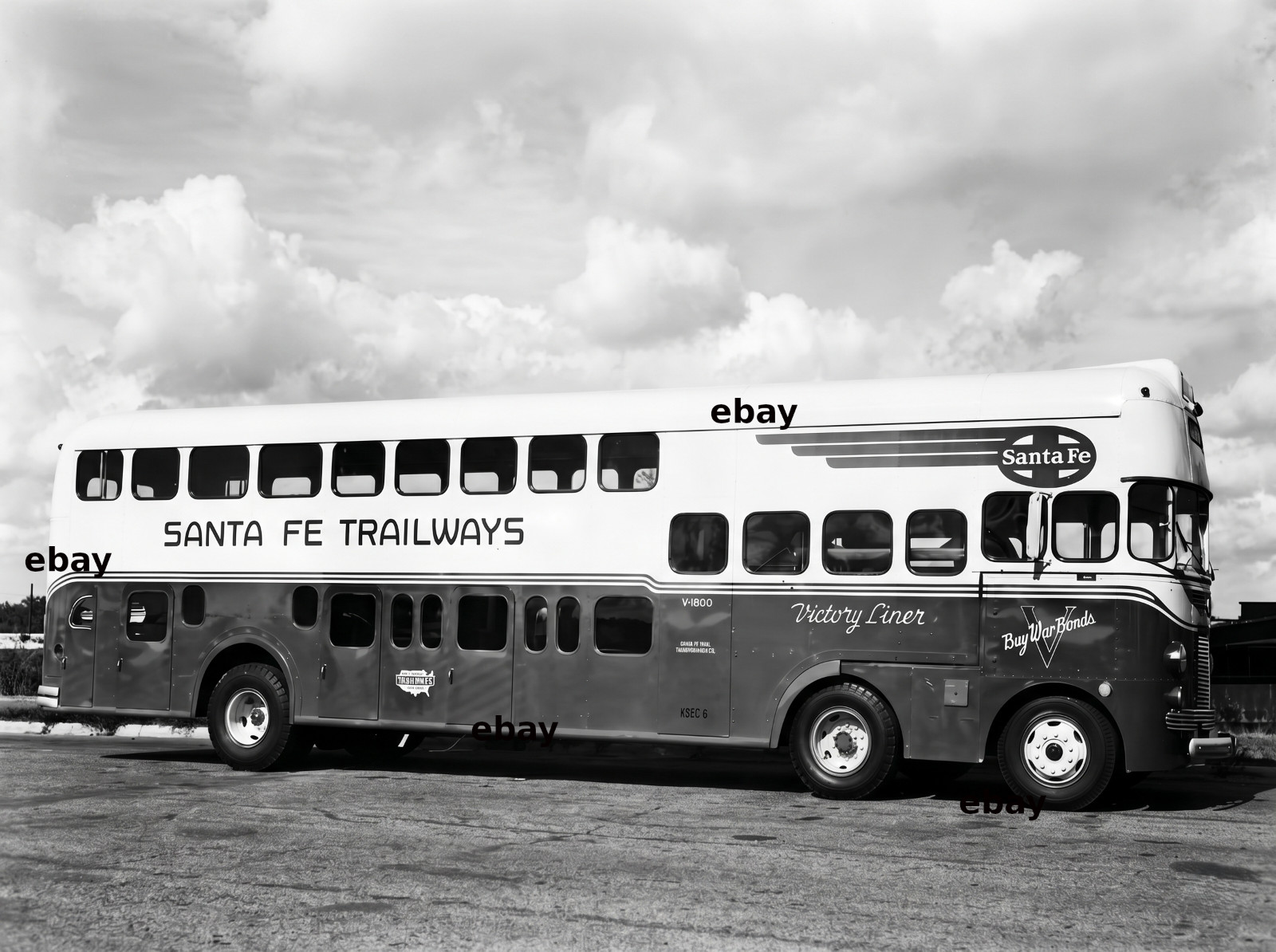 Photo Art Print of Santa Fe Trailways Victory Liner Bus in 1942