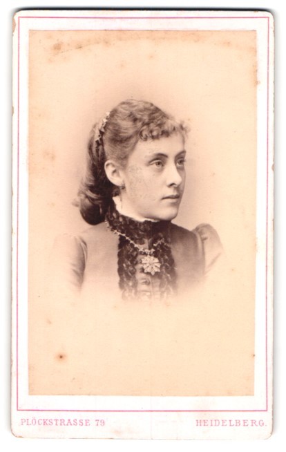 Photograph Eduard Schultze, Heidelberg, Plöckstraße 79, Johanna in portrait 1886