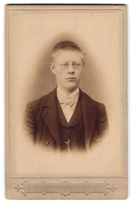 Photograph H. Schulte-Heuthaus, Dortmund, portrait of a young man with glasses