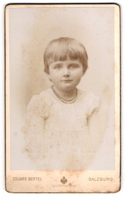 Photography Eduard Bertel, Salzburg, Franz Josefs-Quai, girl with modern fri