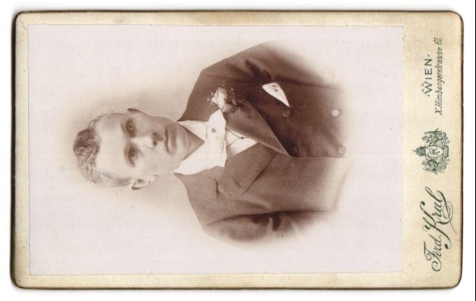 Photograph Ferdinand Kral, Vienna, Himbergerstr. 61, coat of arms with monogram of photo