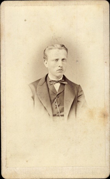 CdV Male Portrait, Suit, Bow Tie – 10501451