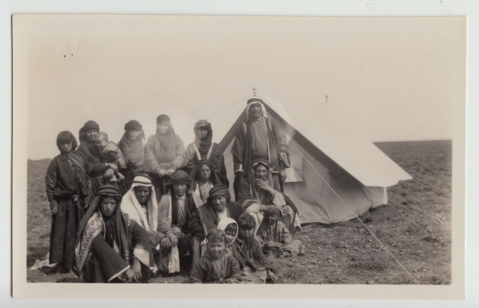 Arabia Orient Bedouin or Shammar family, Arab family photo (12.7×8.0cm) ~ 1930