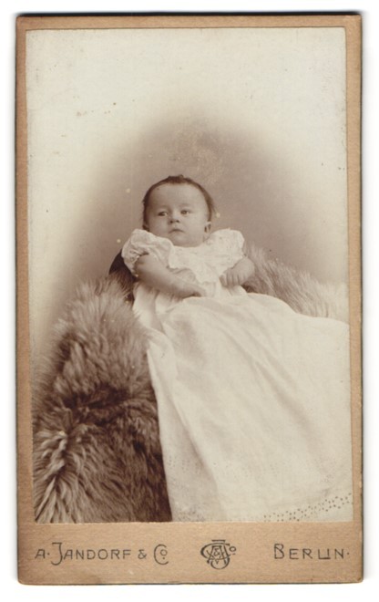 Photograph A. Jandorf & Co., Berlin, Spittelmarkt 16-17, toddler in white class
