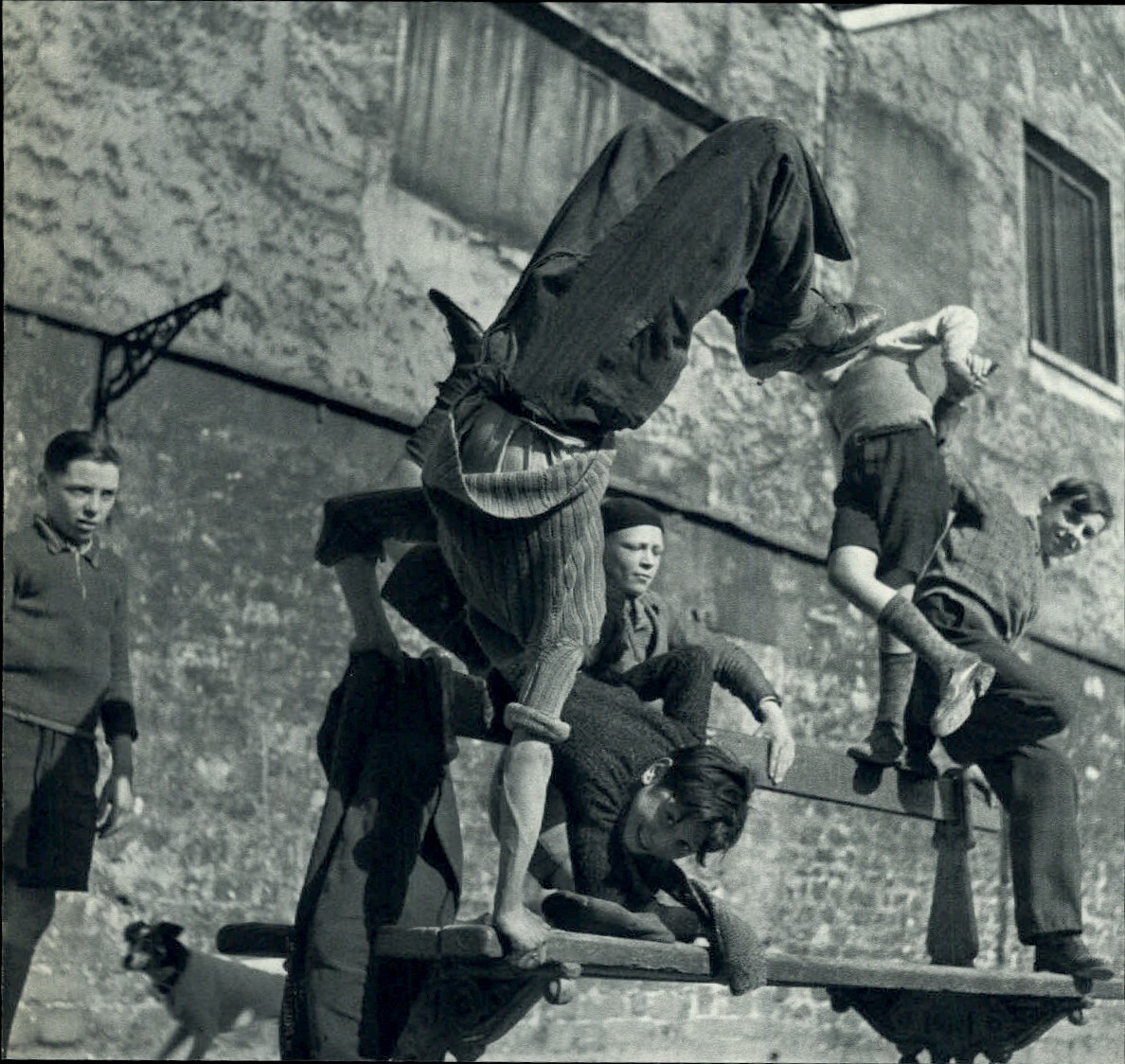 1955 ROBERT DOISNEAU rue des Panoyaux Children Play Art Photo Gravure