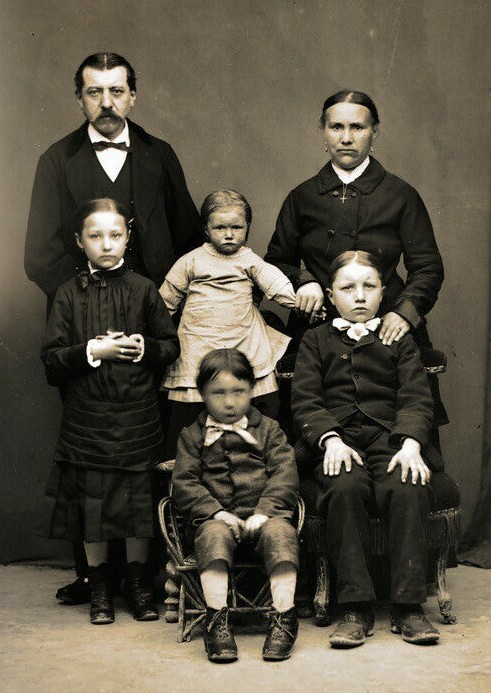 Negative on glass, 13×18 cm, Portrait of a bourgeois family