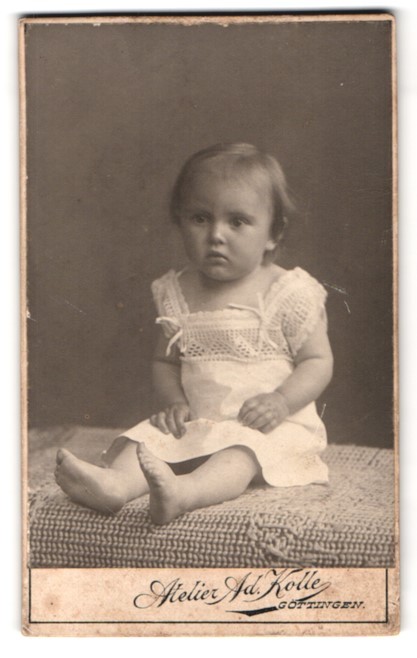 Photograph A. Kolle, Göttingen, Prinzenstraße 18, portrait little girl in W