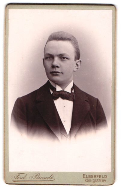 Photograph Ferd. Brandt, Elberfeld, Königstraße 64, portrait of a young man