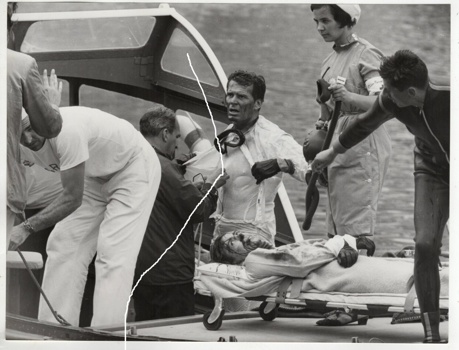 27x21cm Archive Photo 1966 Film “Grand Prix” Accident James Garner + Brian Bedford