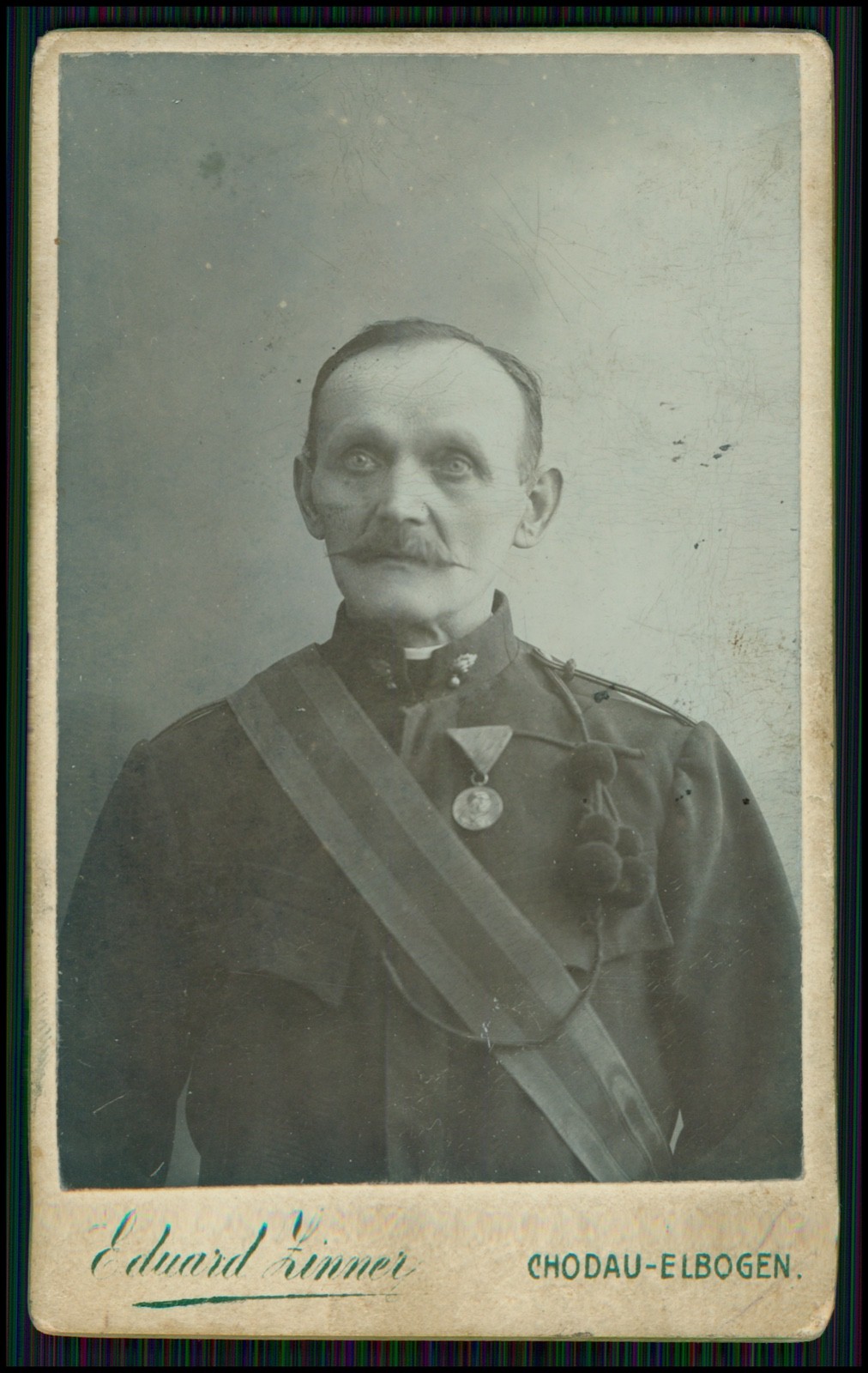 CDV Photo Soldier Medal 1871 – EDUARD ZINNER ATELIER CHODAU ELBOW Sudetenland