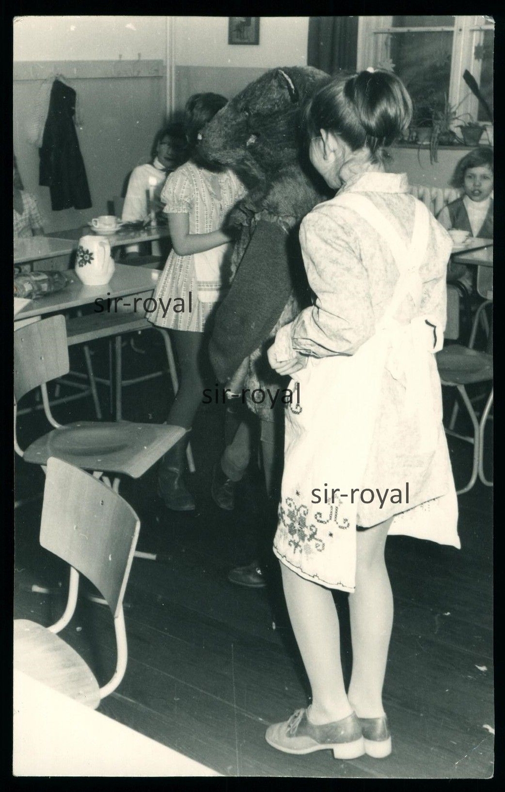 Kind im Ratten Kostüm in der Schule – Zwickau – DDR 1960er 1970er – Foto 8x13cm