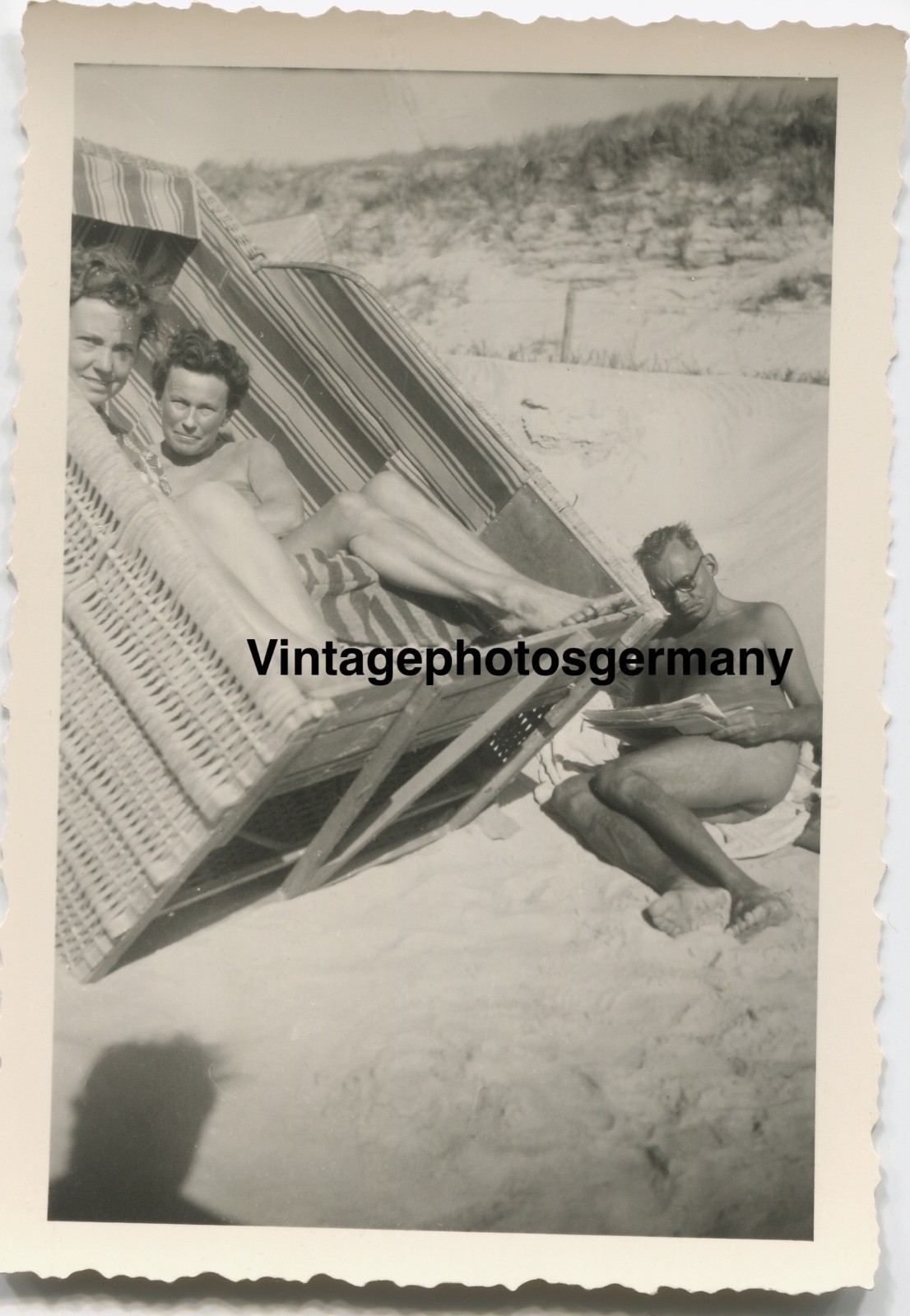 Z1341 photo 1950s nude man nude gay interest LGBTQ gays beach