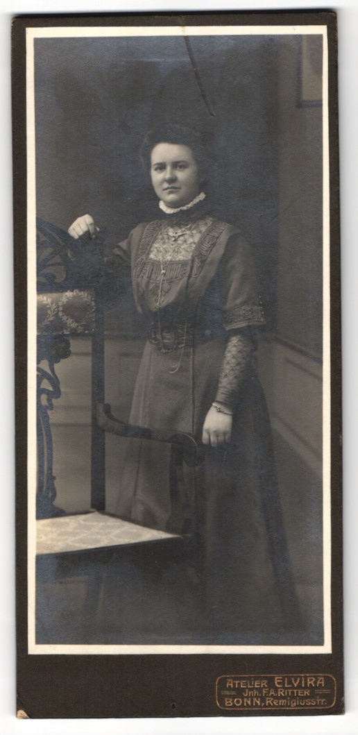Photography studio Elvira, Bonn, Remigiusstr., portrait of a lady with chair