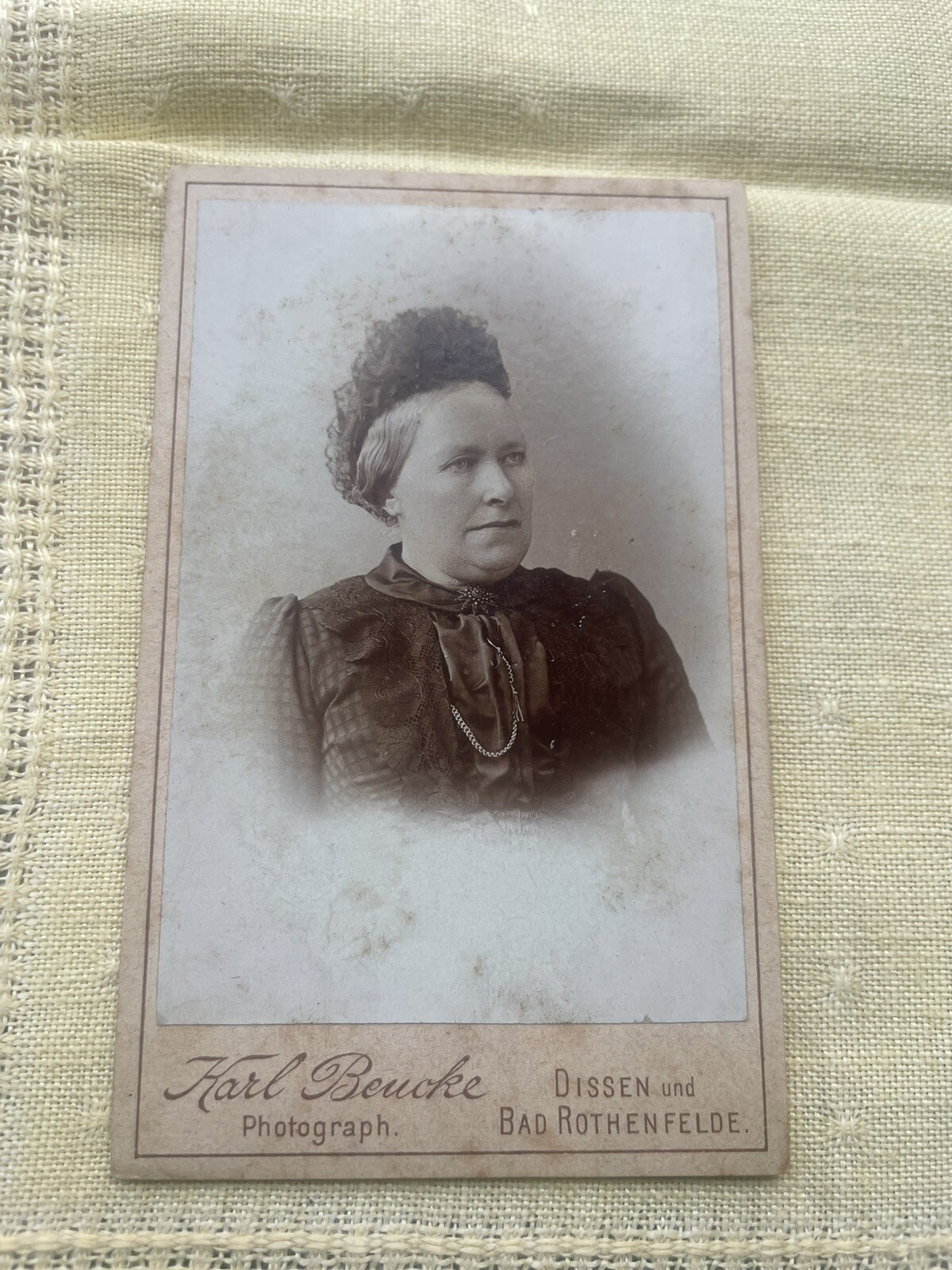 Frau mit Schmuck – Portrait