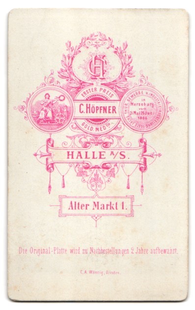 Photograph C. Höpfner, Halle/Saale, Alter Markt 1, mother with child in festive