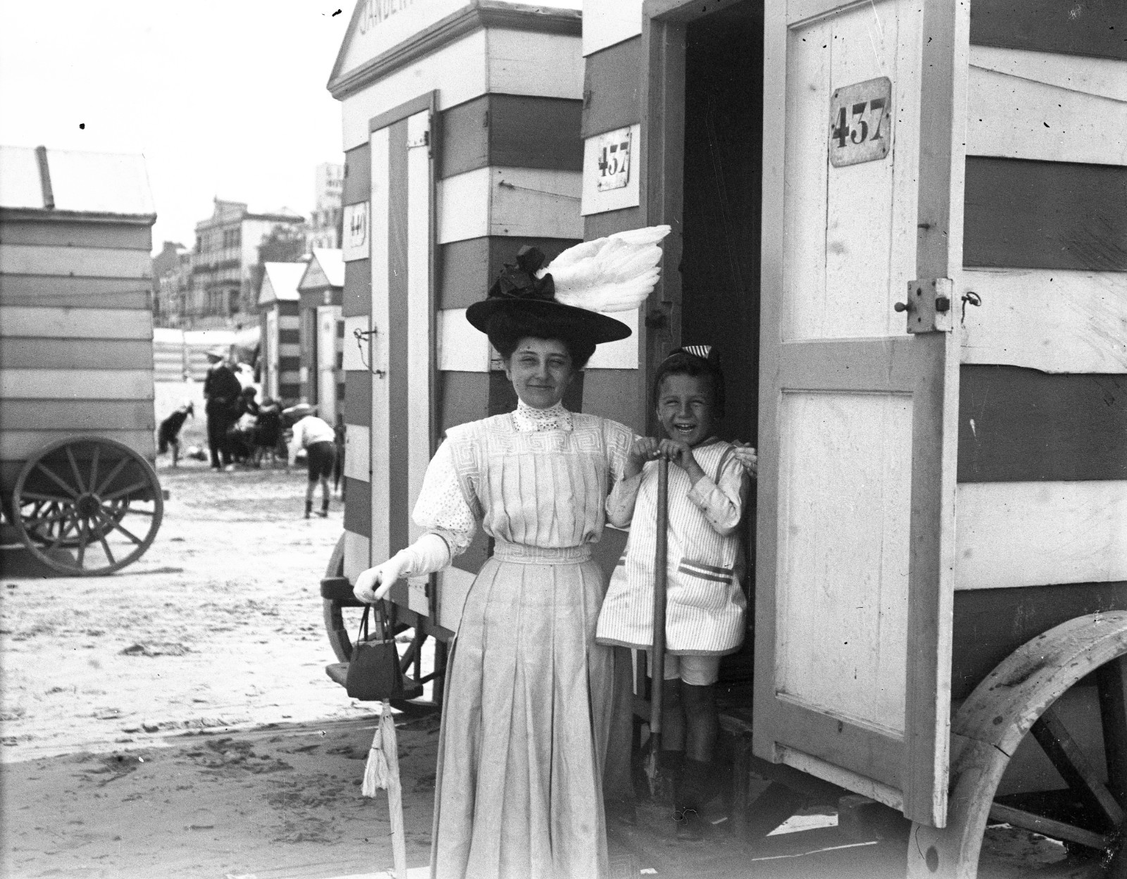 STEREO GLASS NEGATIVE, mother and daughter on beach, strange hat, rare, vintage