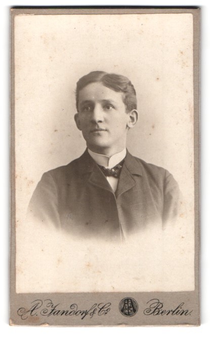 Photograph A. Jandorf & Co., Berlin, Spittelmarkt 16/17, portrait of a young M