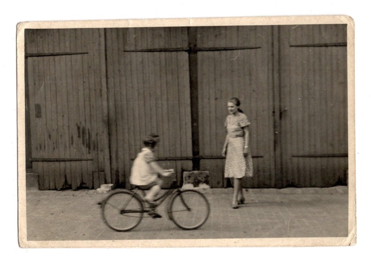 Genuine Photo 1940s/50s Girl with Bike in Front of Barn Everyday Life (F1 034)
