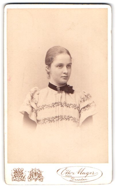 Photograph Otto Mayer, Dresden, Pragerstrasse 38, Gertrud Rottka in 1895