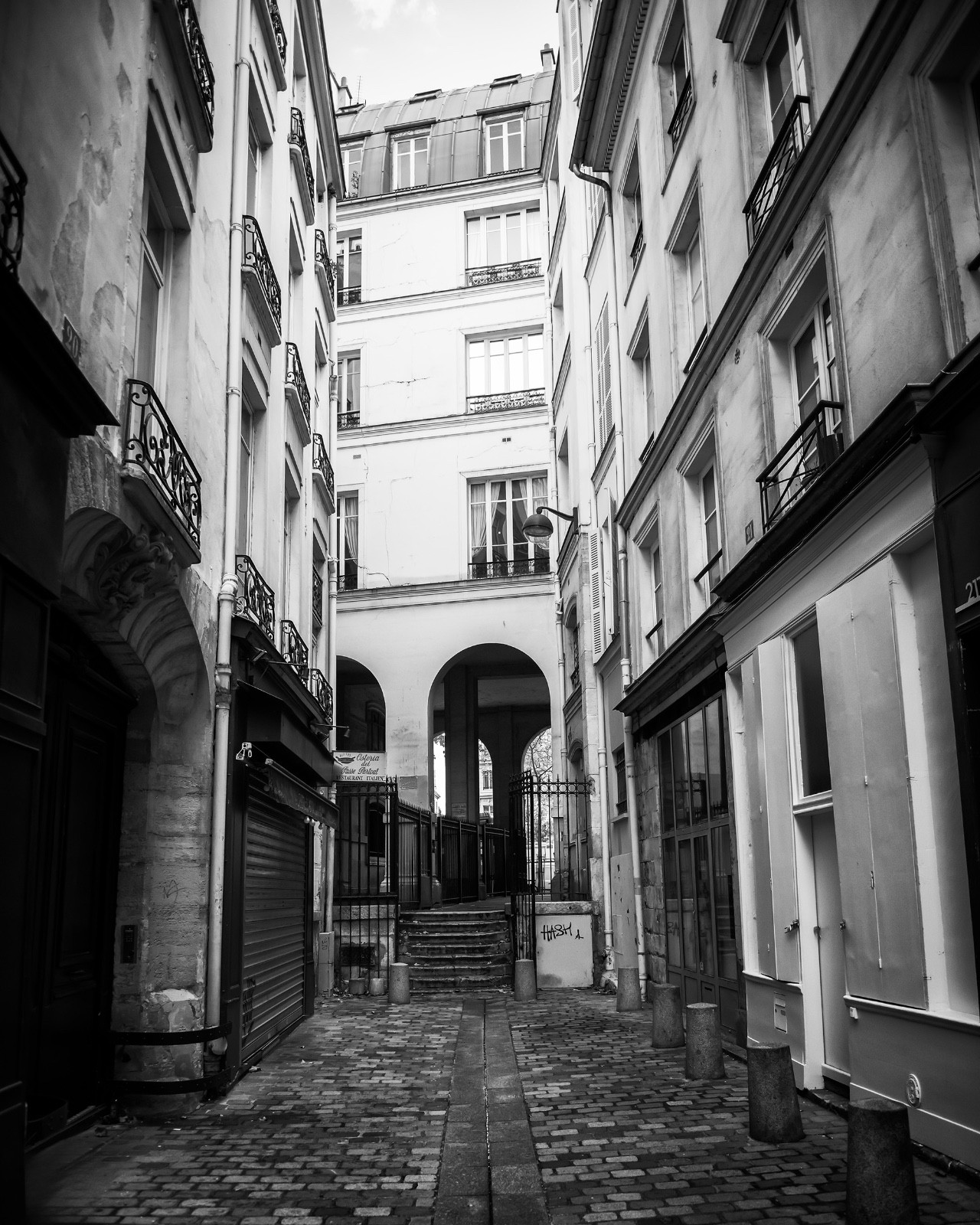Fine Art Photography 5×7, 8×10, 11×14, 16×20 – Paris, France Street