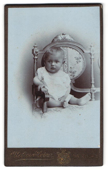 Photography studio Elvira, Salzburg-Mülln, cute toddler in shirt with nude