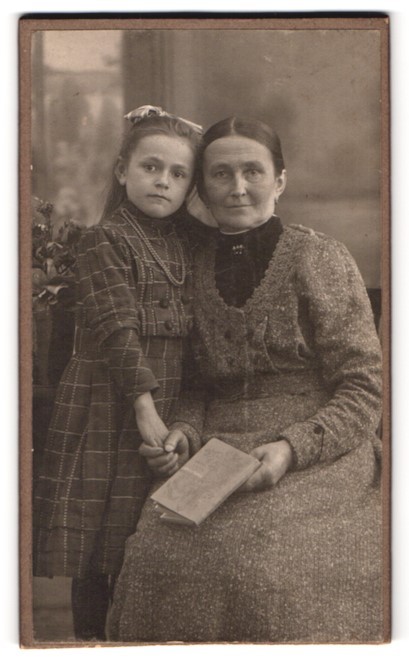 Photograph Rich. Krasselt, Borna i.S., Bahnhofstraße 32, grandmother with grandson