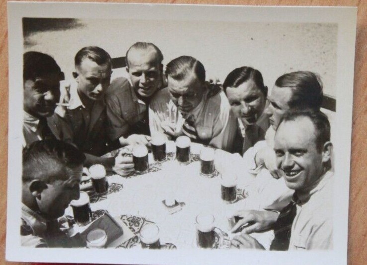 Photo 3x4cm 1935 Men Beer Beer Table Celebration M1