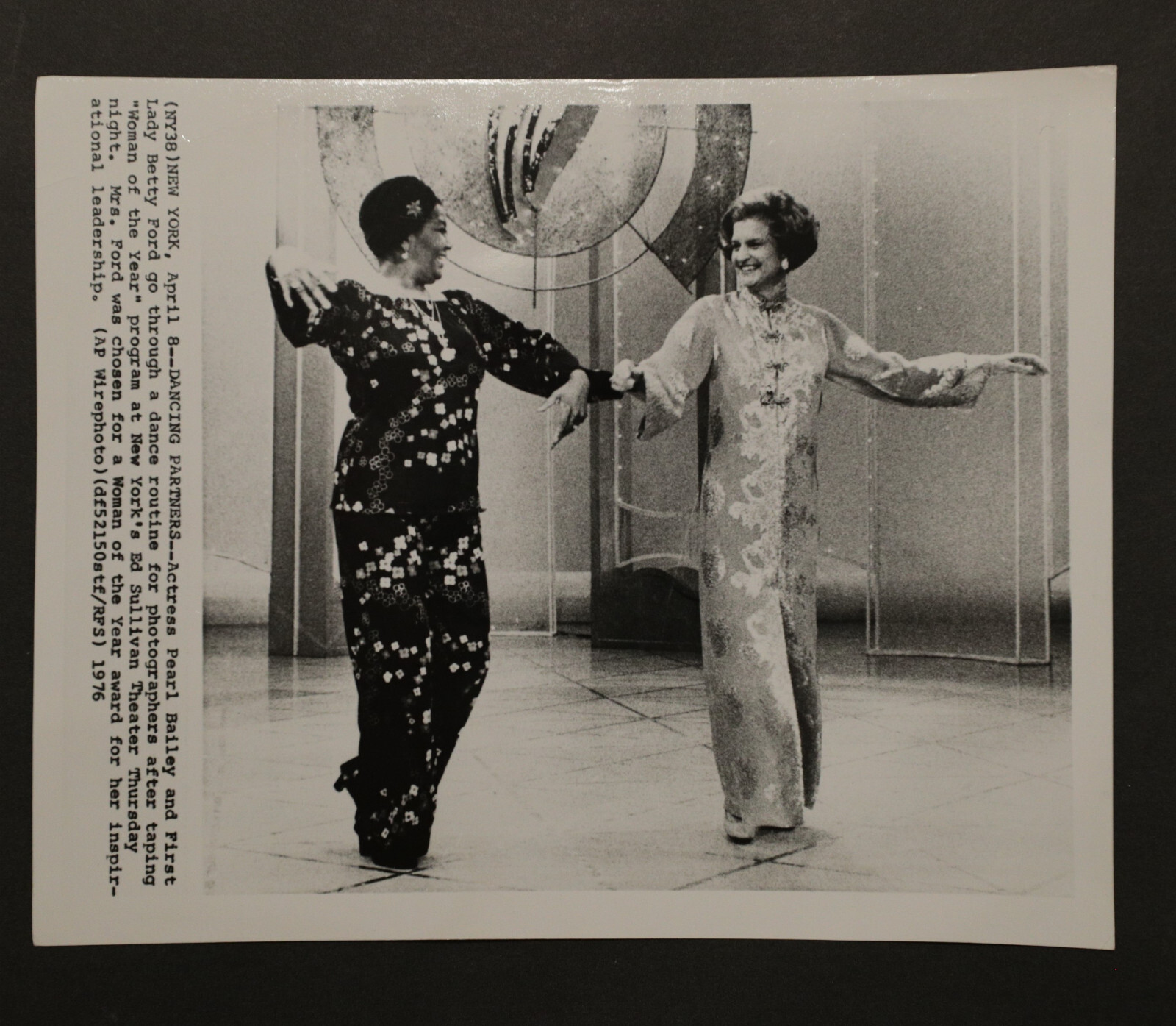 Pearl Bailey and 1st Lady Betty Ford press photograph 8×10, b/w 1976