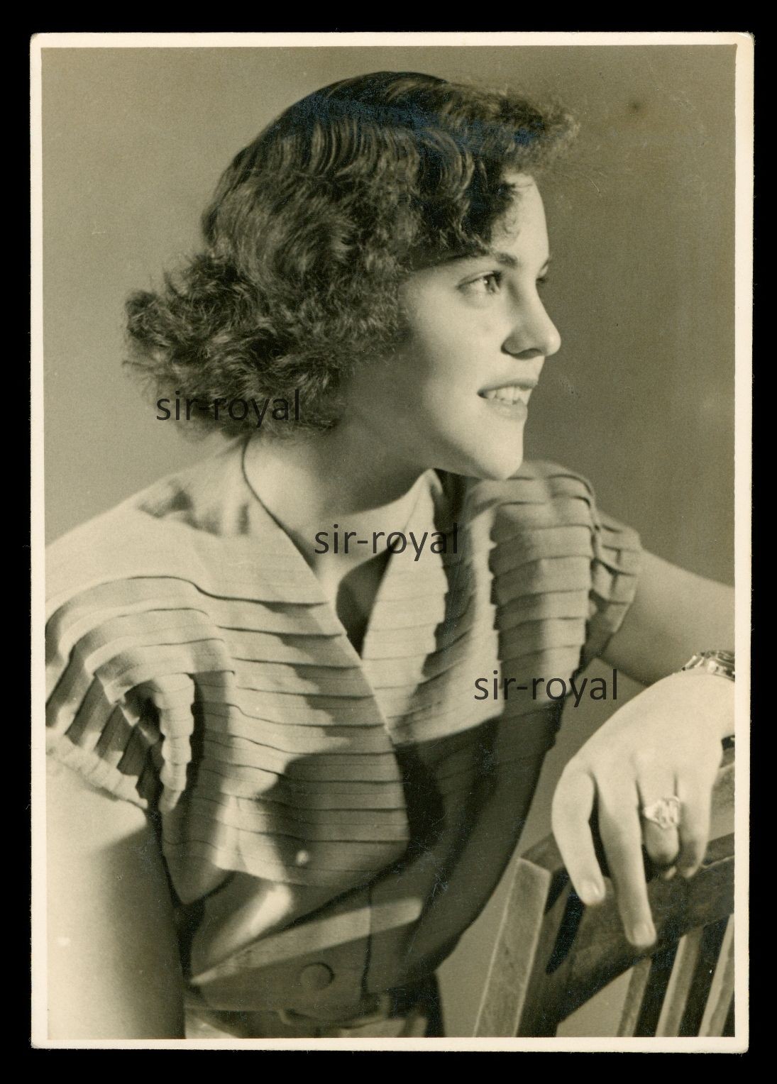 Pretty young woman in portrait – photo 9x12cm