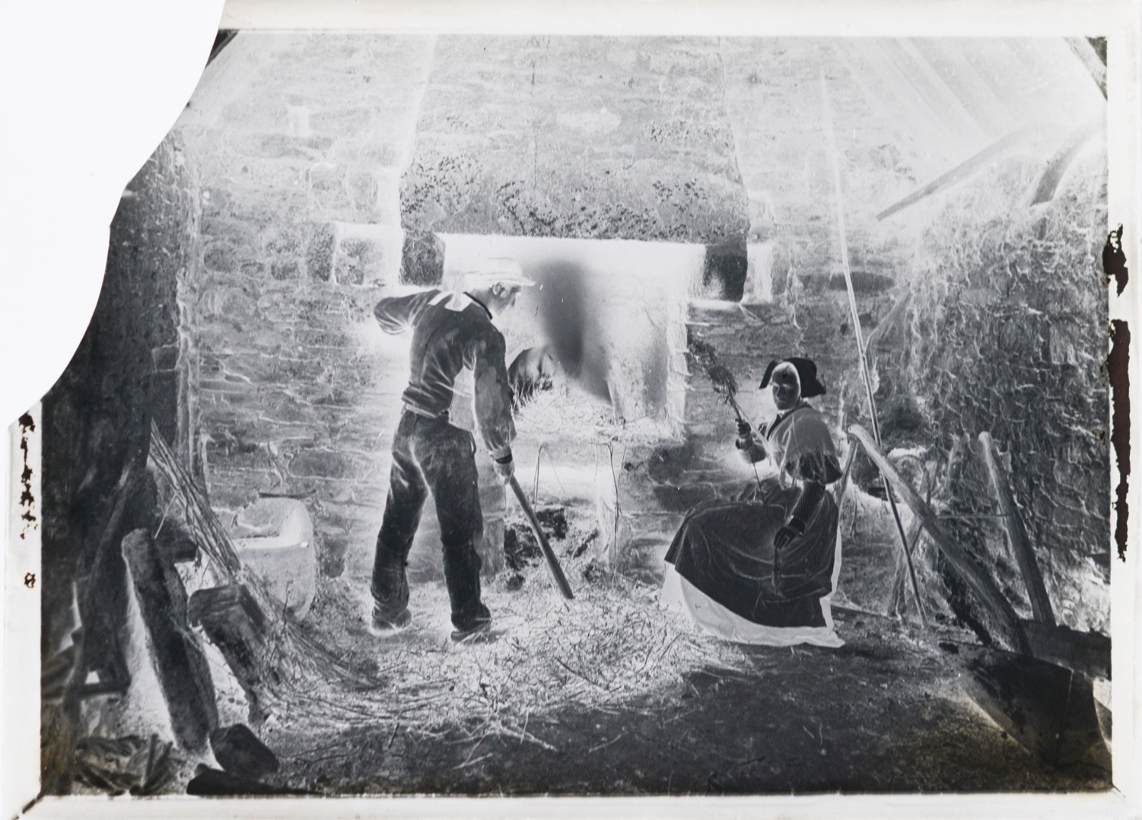Glass negative, 13×18 cm, peasant man-woman couple. Brittany. France
