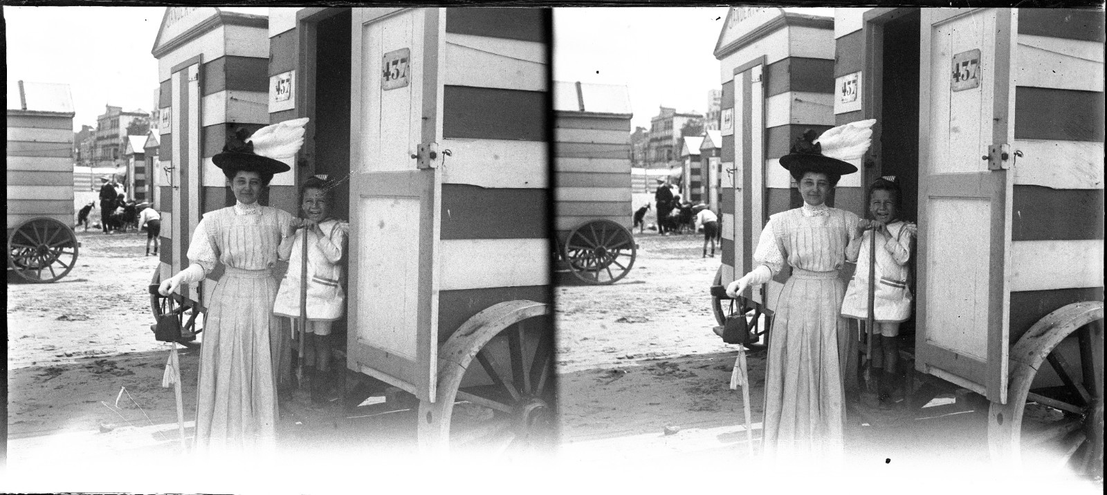 STEREO GLASS NEGATIVE, mother and daughter on beach, strange hat, rare, vintage