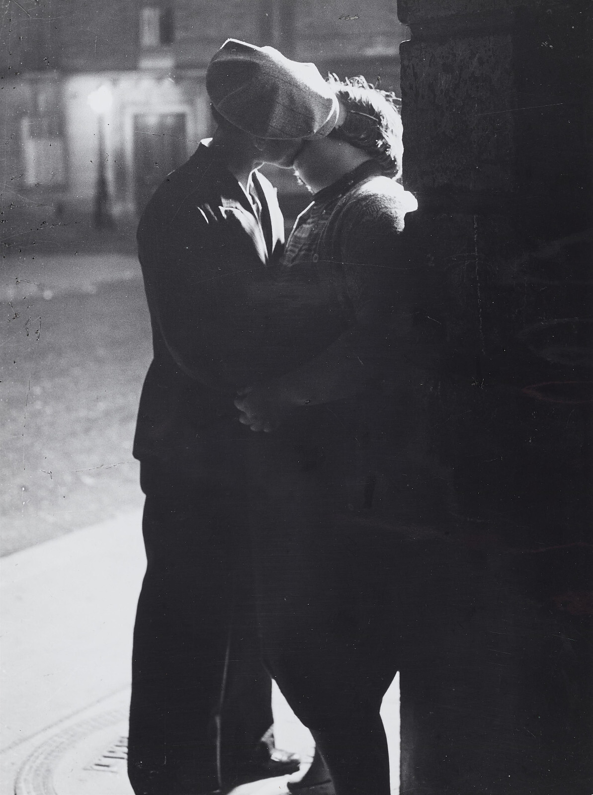 Brassaï (Gyula Halász, 1899 – 1984) – Couple d’Amoureux – c. 1930