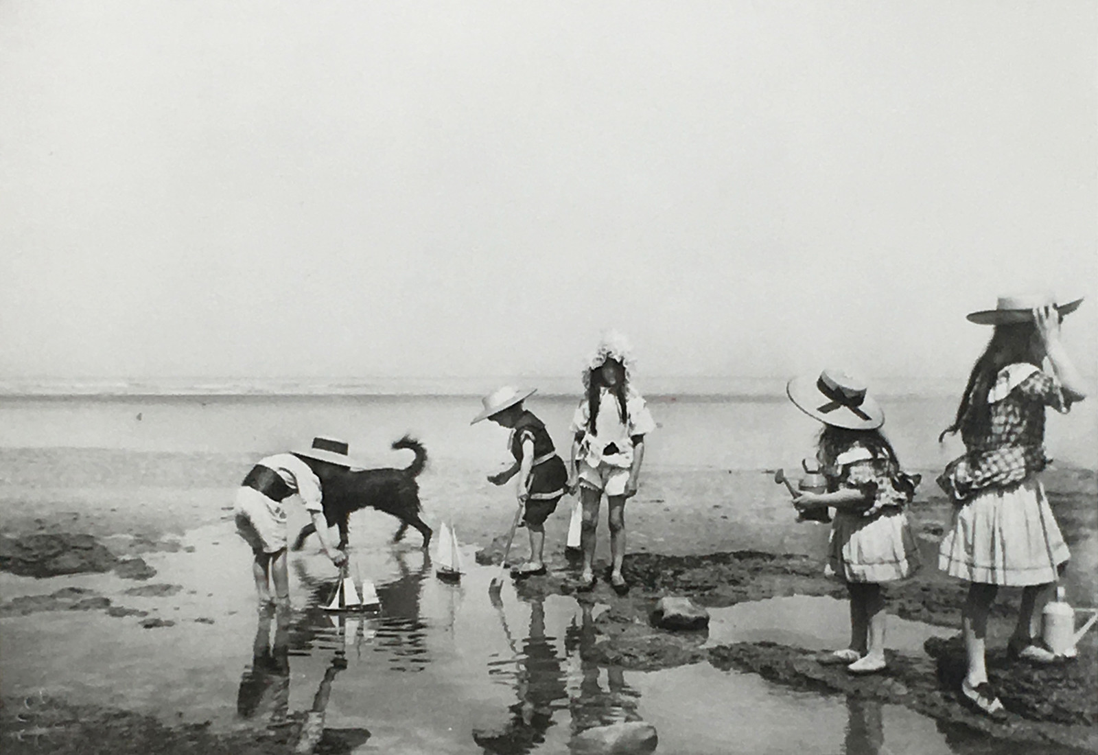 Jacques-Henri LARTIGUE: Villerville – Ma cousine Simone, 1904 / BLINDSTAMP