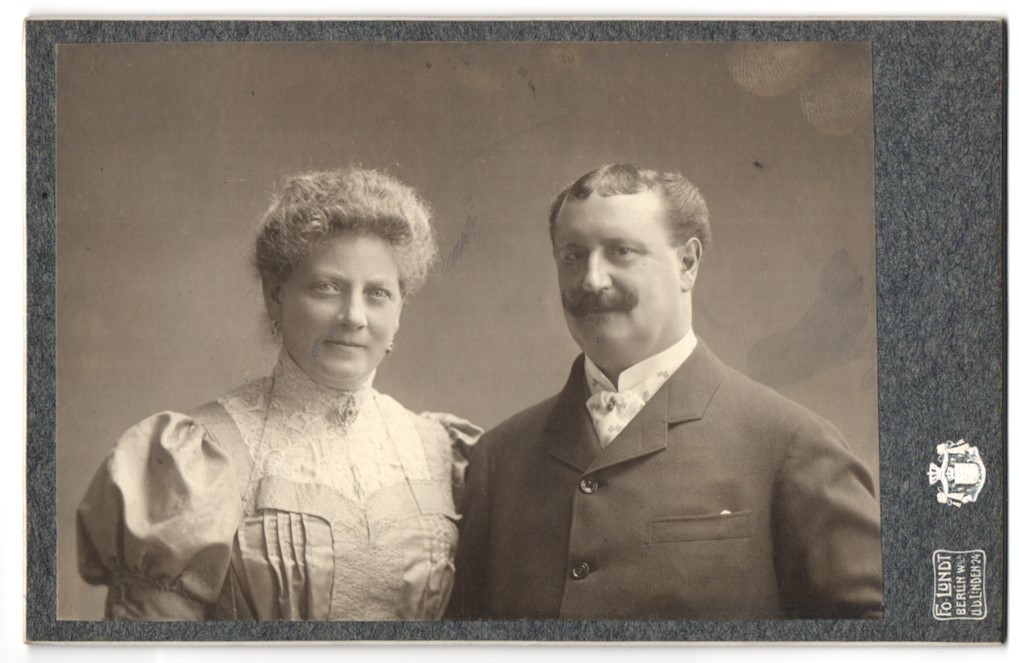 Photograph F. O. Lundt, Berlin, Unter den linden 24, lady in bright lace decoration