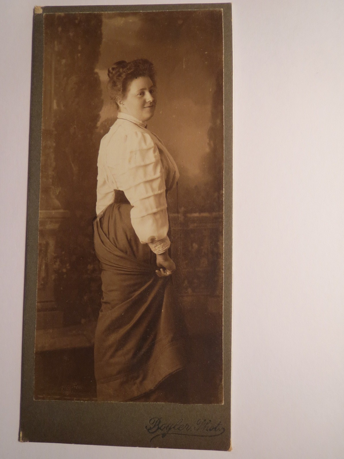 Frankfurt A.M. ? – Standing Woman in Skirt – Backdrop – Portrait / KAB Bogler