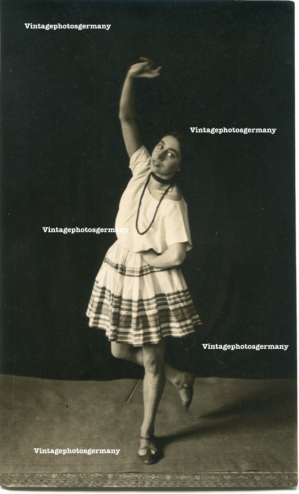D1890 20s Photo Artistic Dancer Woman Girl Dance Expression Dance