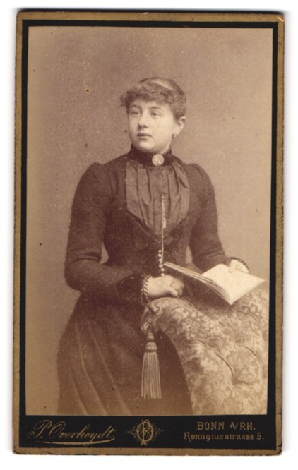 Photograph P. Overheydt, Bonn, Remigiusstr. 5, young lady with jewelry, bracelet
