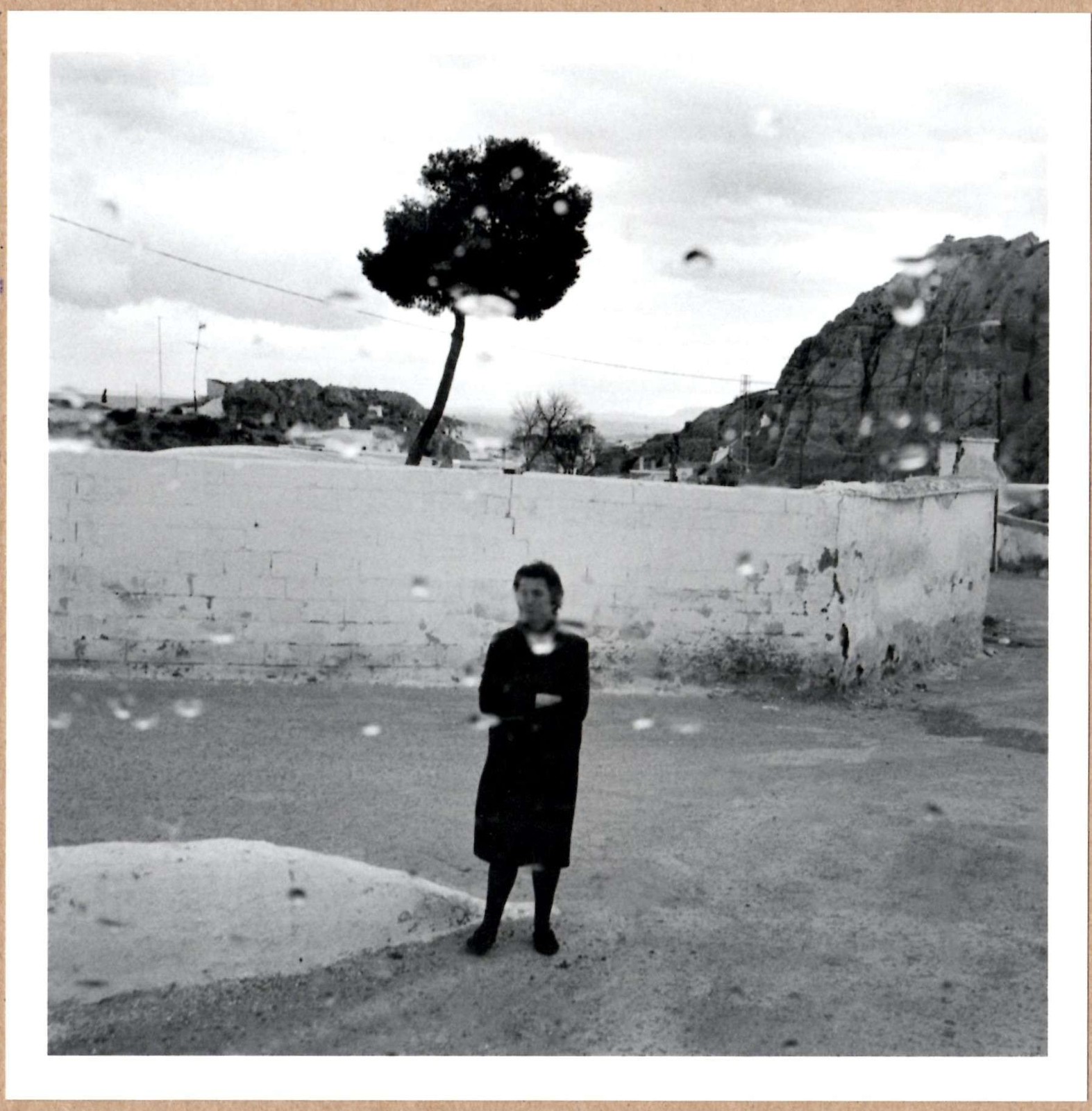 SIGNED NIKOS ECONOMOPOULOS WOMAN IN THE RAIN LTD 6 x 6 MAGNUM PRINT