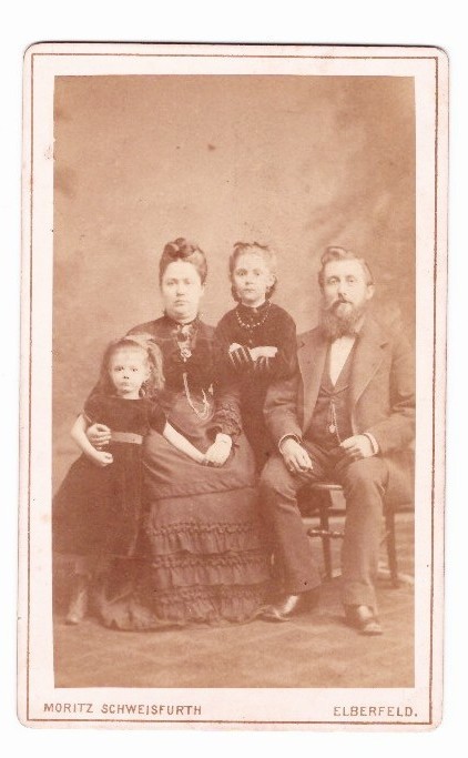 Old CDV photo around 1885, family with 2 children, Elberfeld