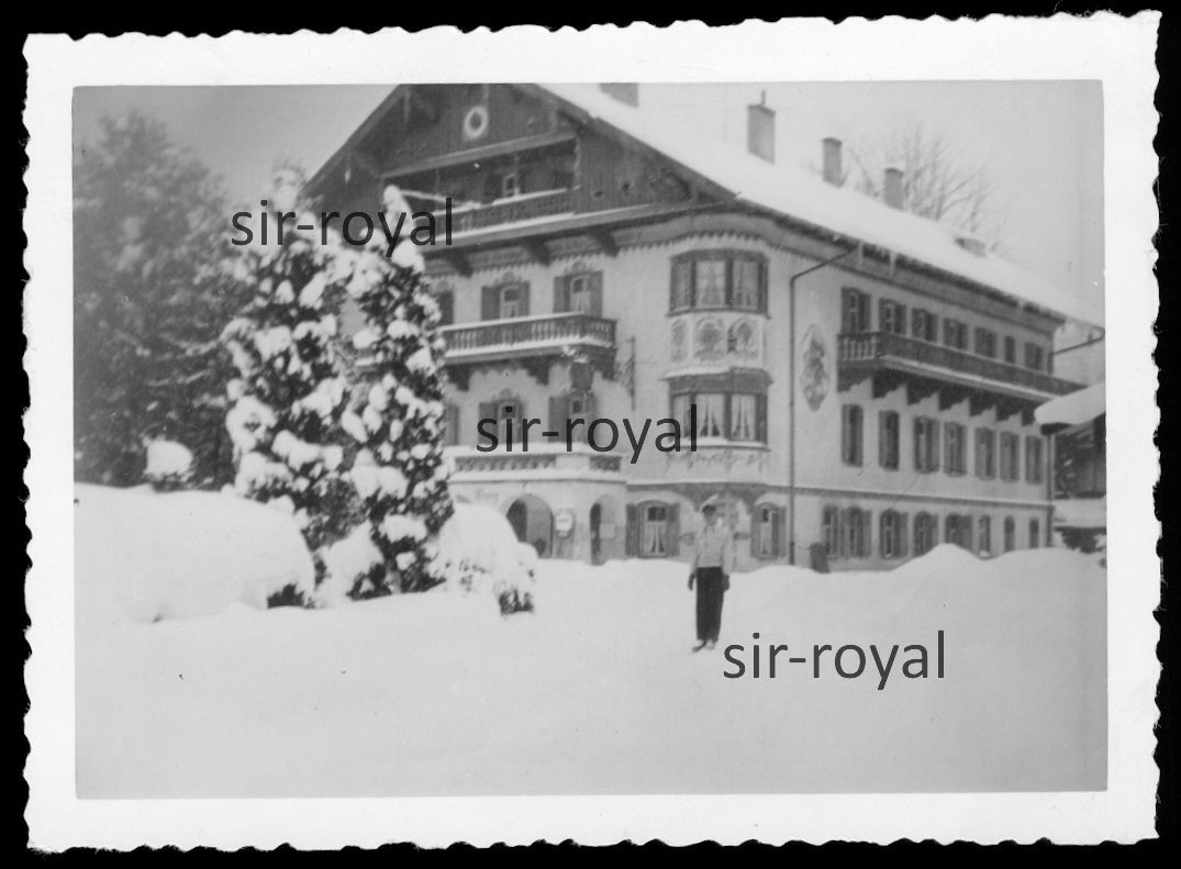 Aschau im Chiemgau 1944 – Man in Front of House – 1940s – Photo 9x6cm